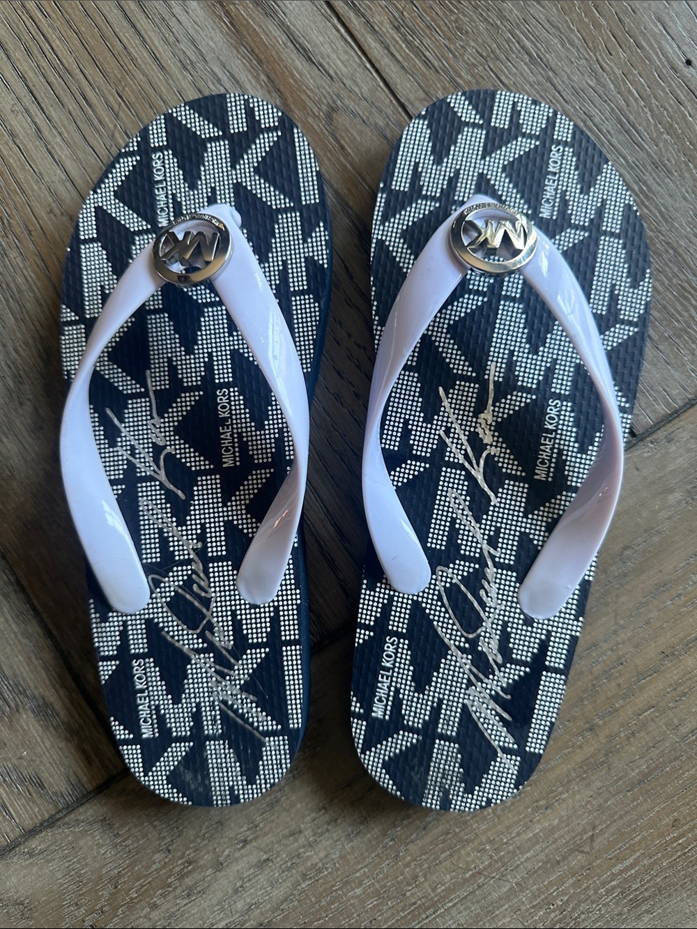 Michael Kors Monogram Outline Flip Flop Sandals Periwinkle Blue Black Size 6